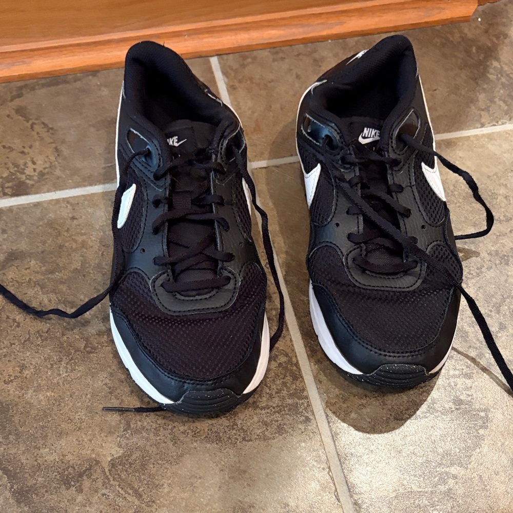 Nike women’s  Black and White Athletic Sneakers